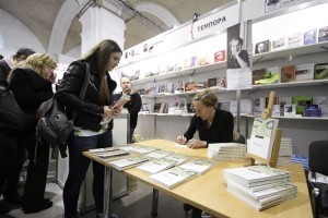 Німецька письменниця Юдіт Германн підписує українське видання свого твору «Аліса», яке вийшло у видавництві «Темпора». Фото: Goethe-Institut в Україні