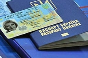 З чіпом, пластиковий і кольоровий: українські консульства розпочали видачу біометричних паспортів