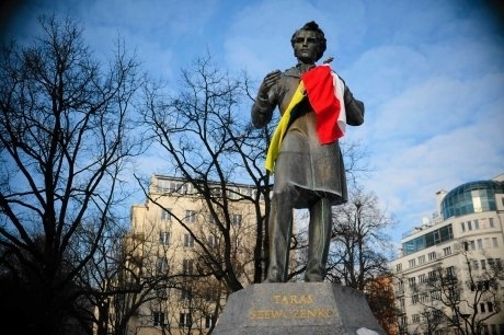Пам’ятник Т. Шевченку у Варшаві прикрасили польським та українським національним прапорами