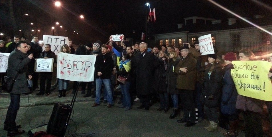 Фотофакт: Мітинги у Варшаві під посольствами РФ та США