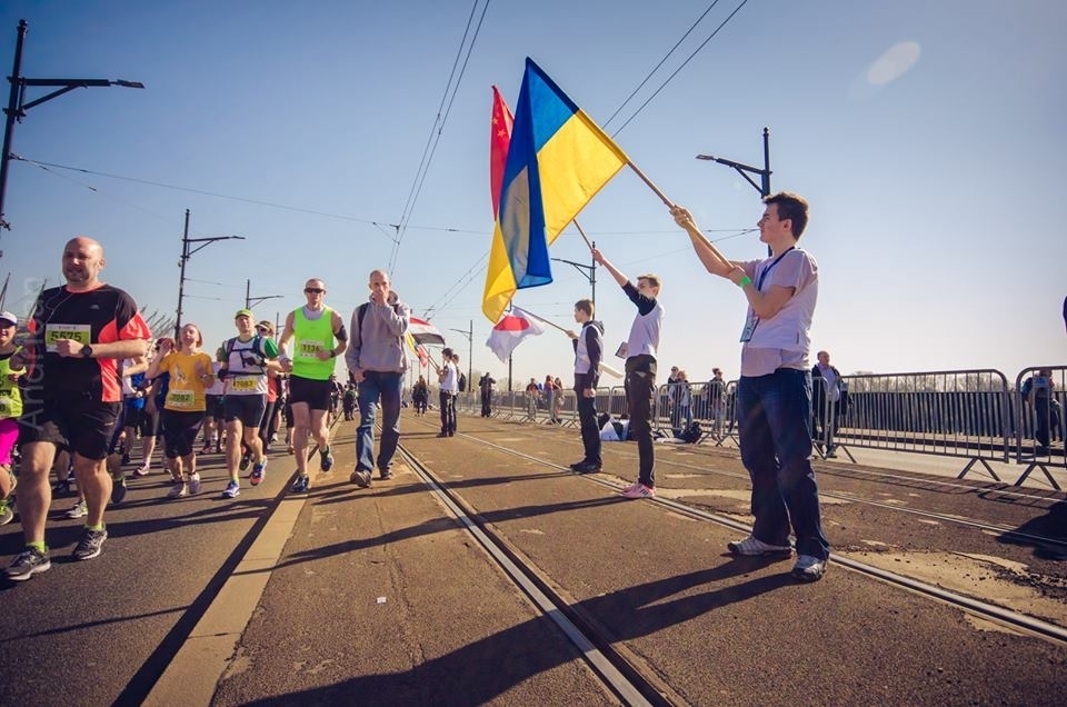 Фотофакт: Українці присвятили забіг у варшавському марафоні подіям в Україні