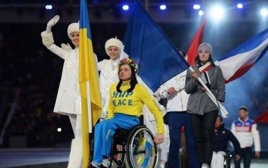 На завершення Паралімпіади українка вийшла у традиційному українському вінку та з написом “мир” на одязі