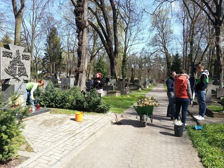 Фотофакт: Прибирання могил воїнів УНР