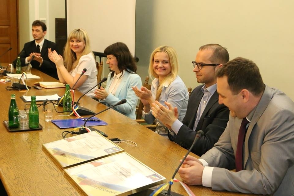 Фотофакт: Українці у Варшаві подякували парламентарям Польщі — постійним учасникам Євромайдану