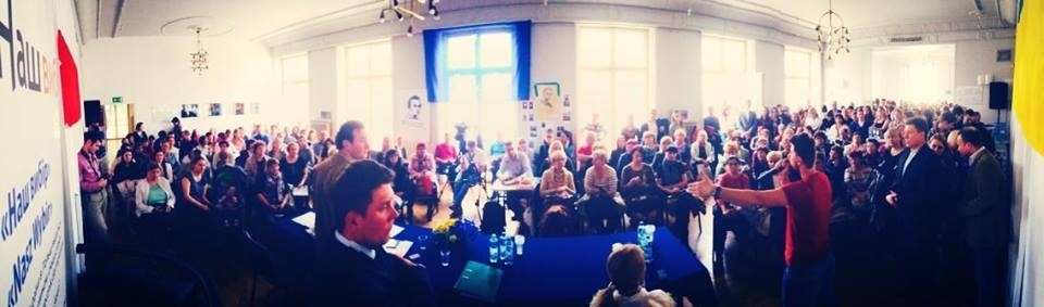 Фотофакт: На зустрічі присвячені виборам у Варшаві зібралась рекордна кількість гостей