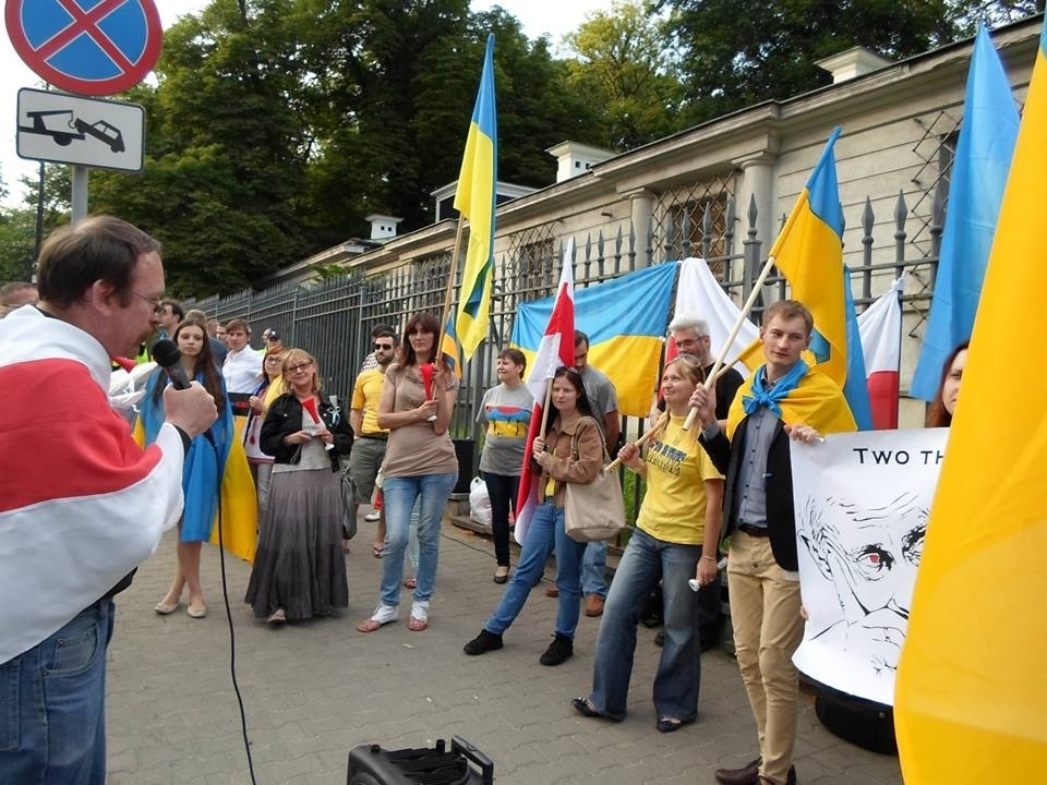 Святкування Дня Росії у Варшаві: “коридор ганьби” та “кривавий бенкет”