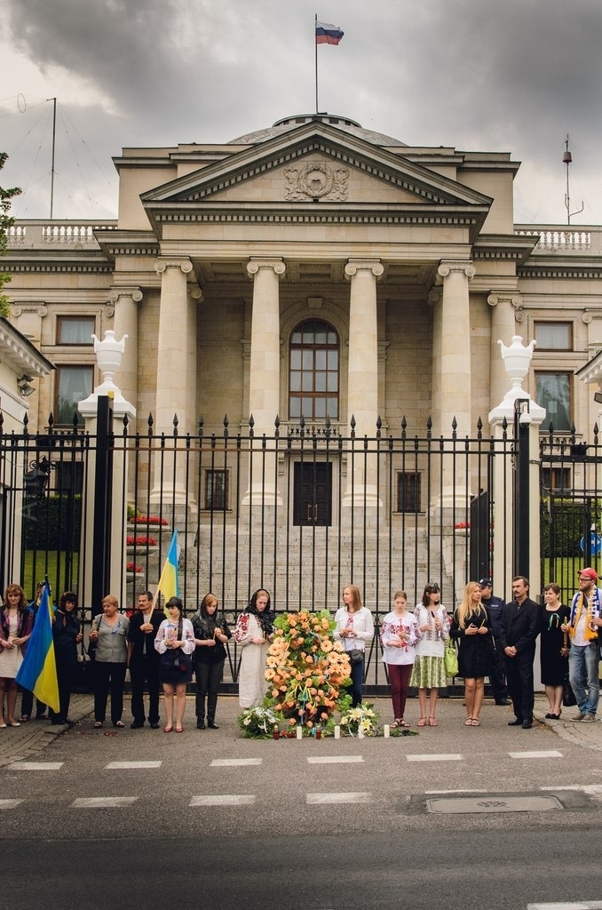Фотофакт: Похоронні вінки до Посольства РФ