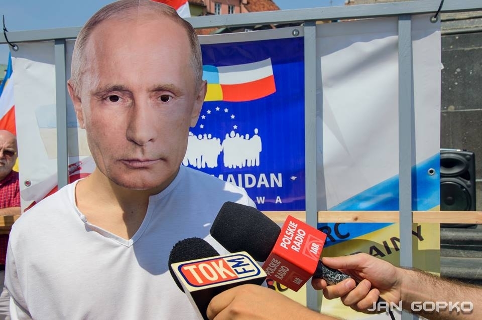 Фотофакт: У Варшаві Путіна посадили  в клітку