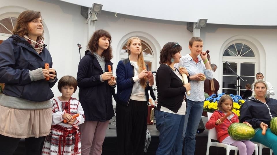 Під час відзначення Дня Незалежності у Варшаві вчились грати на овочах