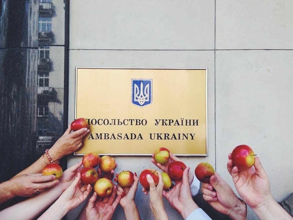 Фотофакт: Дипломати Посольства України в Республіці Польща прийняли участь в акції на підтримку польських фруктів