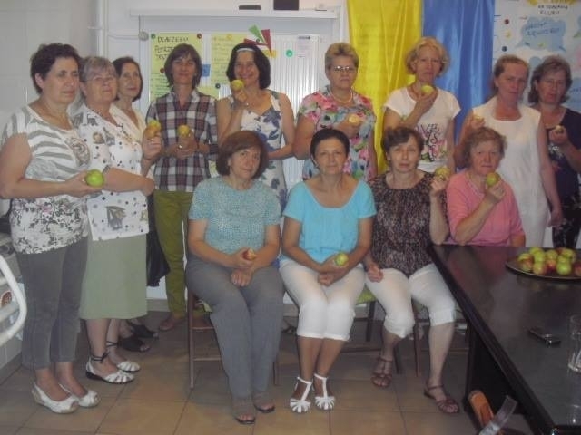 У Клубі Українських Жінок обговорювали політичну ситуацію і їли яблука “на зло Путіну”