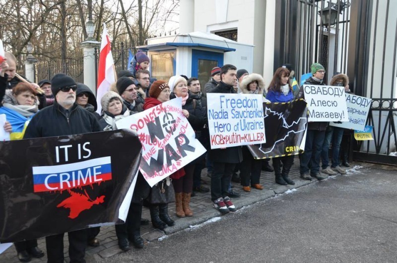 мітинг під посольством росії