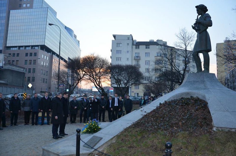 В. Кириленко поклав квіти до пам'ятника Тарасу Шевченку у Варшаві Фото зі facebook-сторінки Посольства України в Республіці Польща