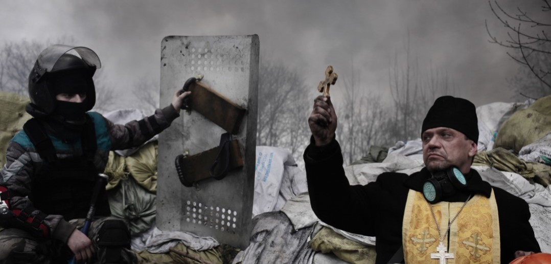 Православний священик благословляє протестувальників на барикаді