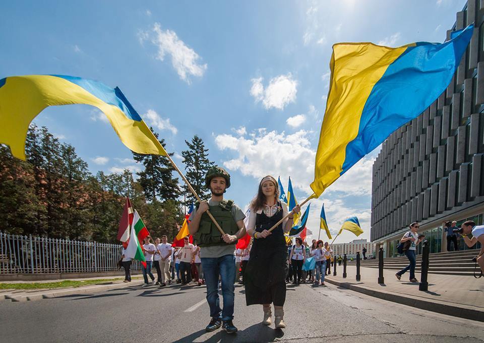 Українські прапори на чолі варшавського Параду Шумана