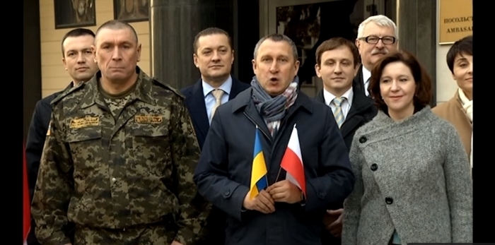 Українські дипломати співом привітали польський народ з Днем незалежності