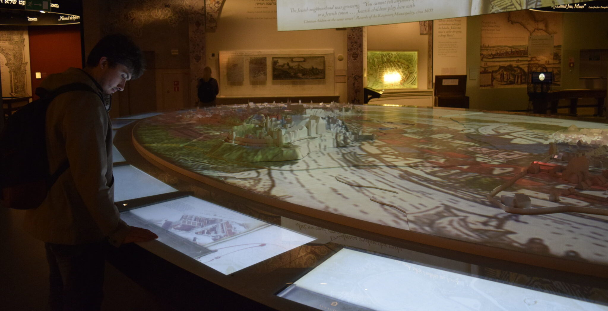 Музей POLIN у Варшаві дає українцям можливість вивчити експозицію і проводити екскурсії. Розповідаємо, як це зробити