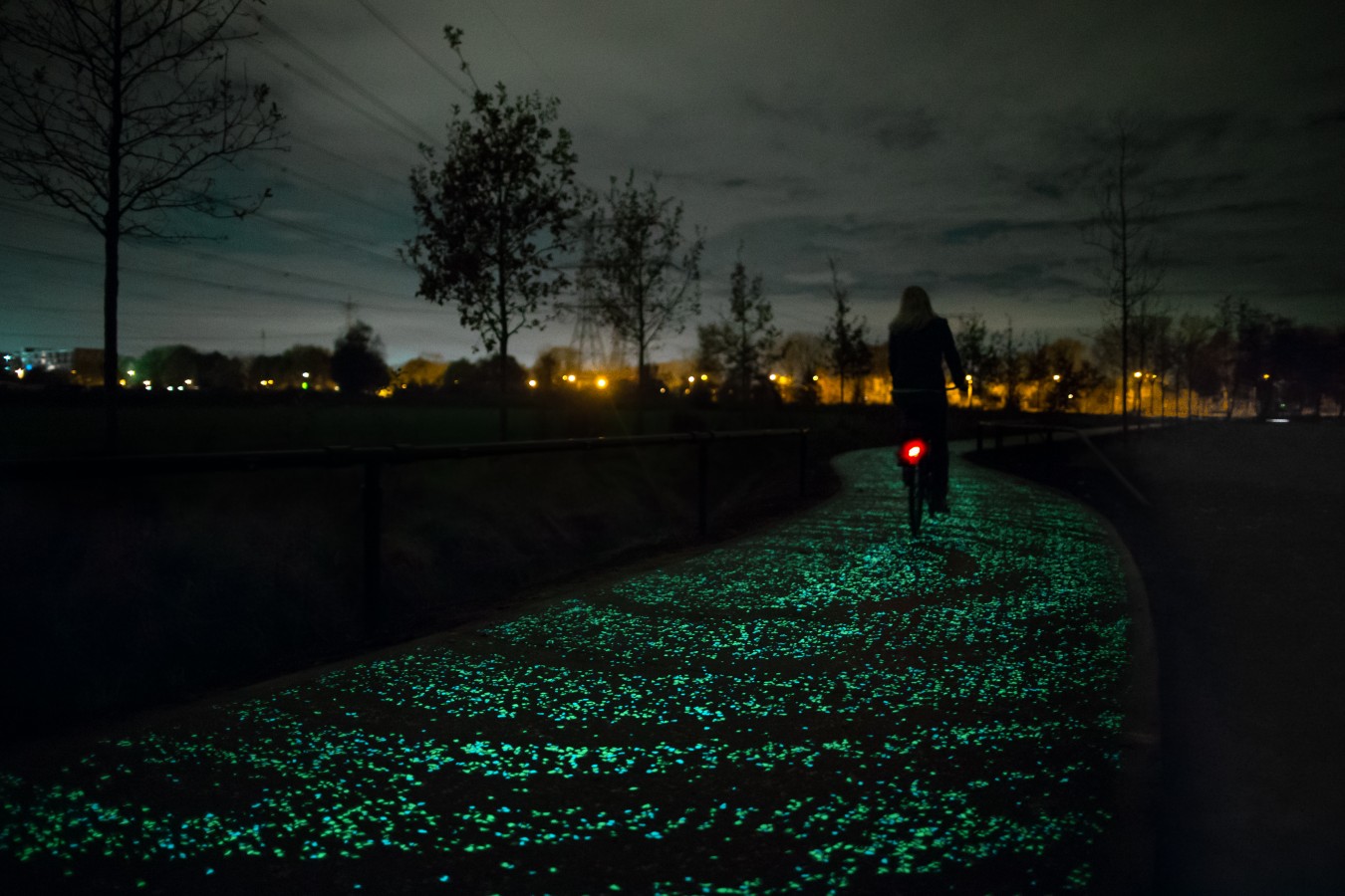 З’явилася перша у Польщі велодоріжка, яка світиться у темряві