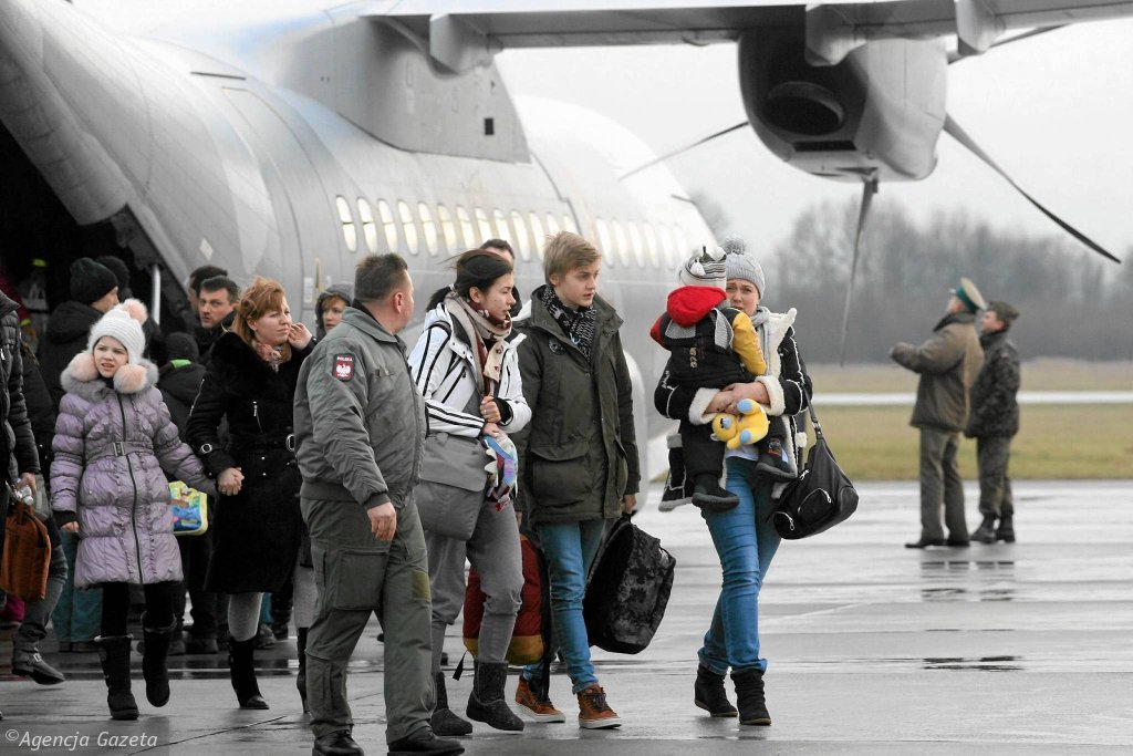 Кілька родин, евакуйованих до Польщі з зони конфлікту в України, повернулись додому