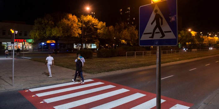 У Варшаві встановлюють сучасні пішохідні переходи