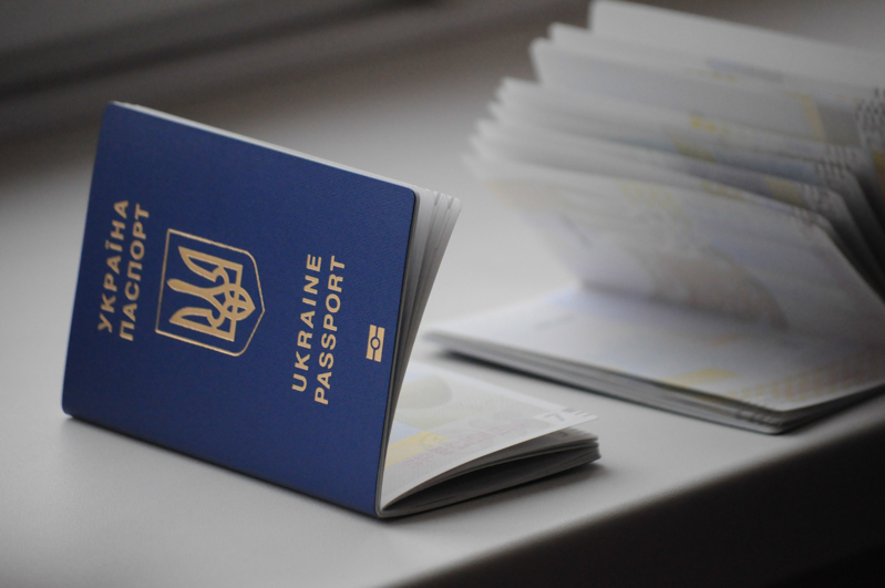 Власники біометричних паспортів від сьогодні не cкладатимуть документи на візи шенген