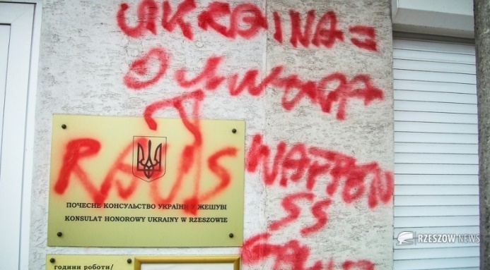 Поляку, який розмалював українське консульство у Ряшеві, загрожує до 5 років в’язниці 