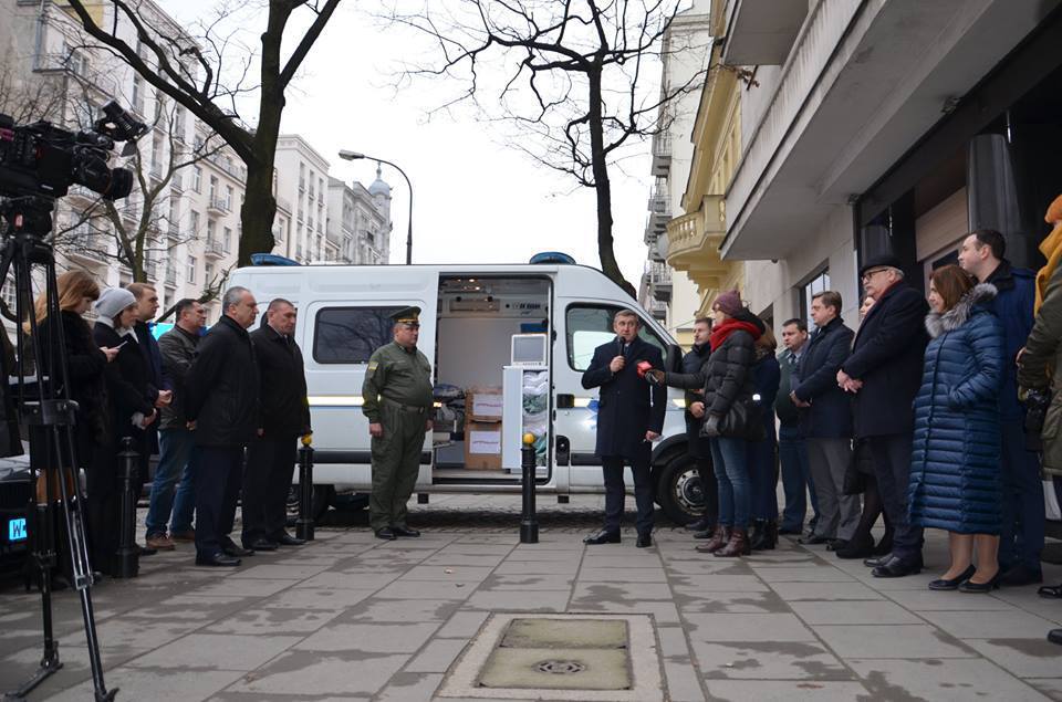 Працівники Посольства України в Польщі подарували українським прикордонникам “швидку”