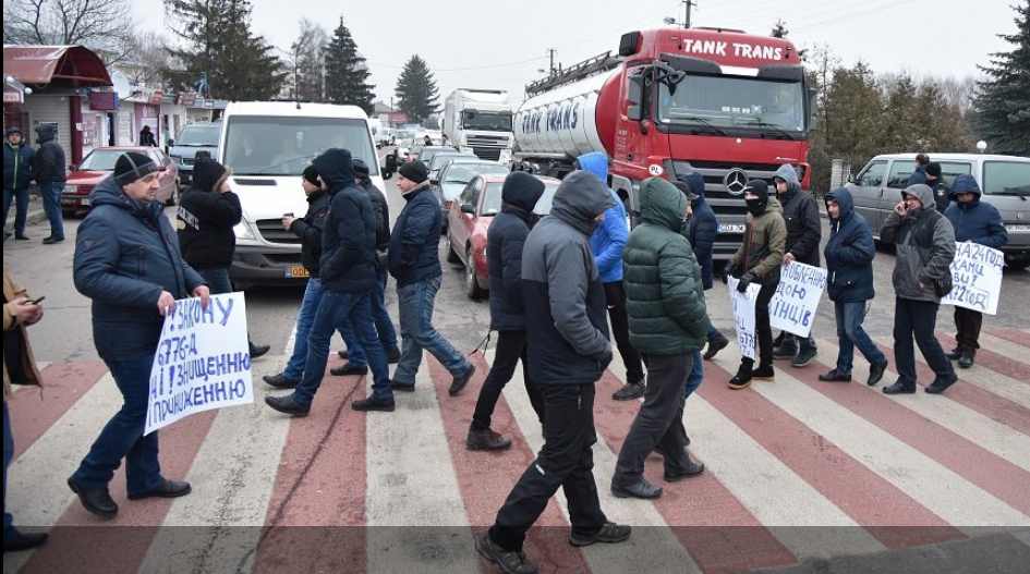 На кордоні з Польщею мітингувальники перекрили дороги до трьох пунктів пропуску