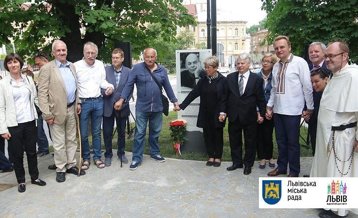 У Львові відкрили інформаційну таблицю в пам’ять про Яцека Куроня