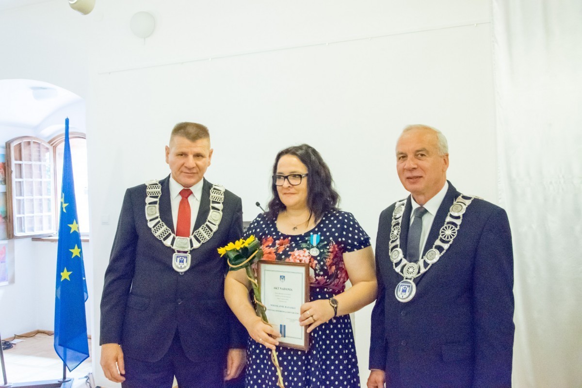 Міська рада Битова нагородила вчительку української мови почесною нагородою