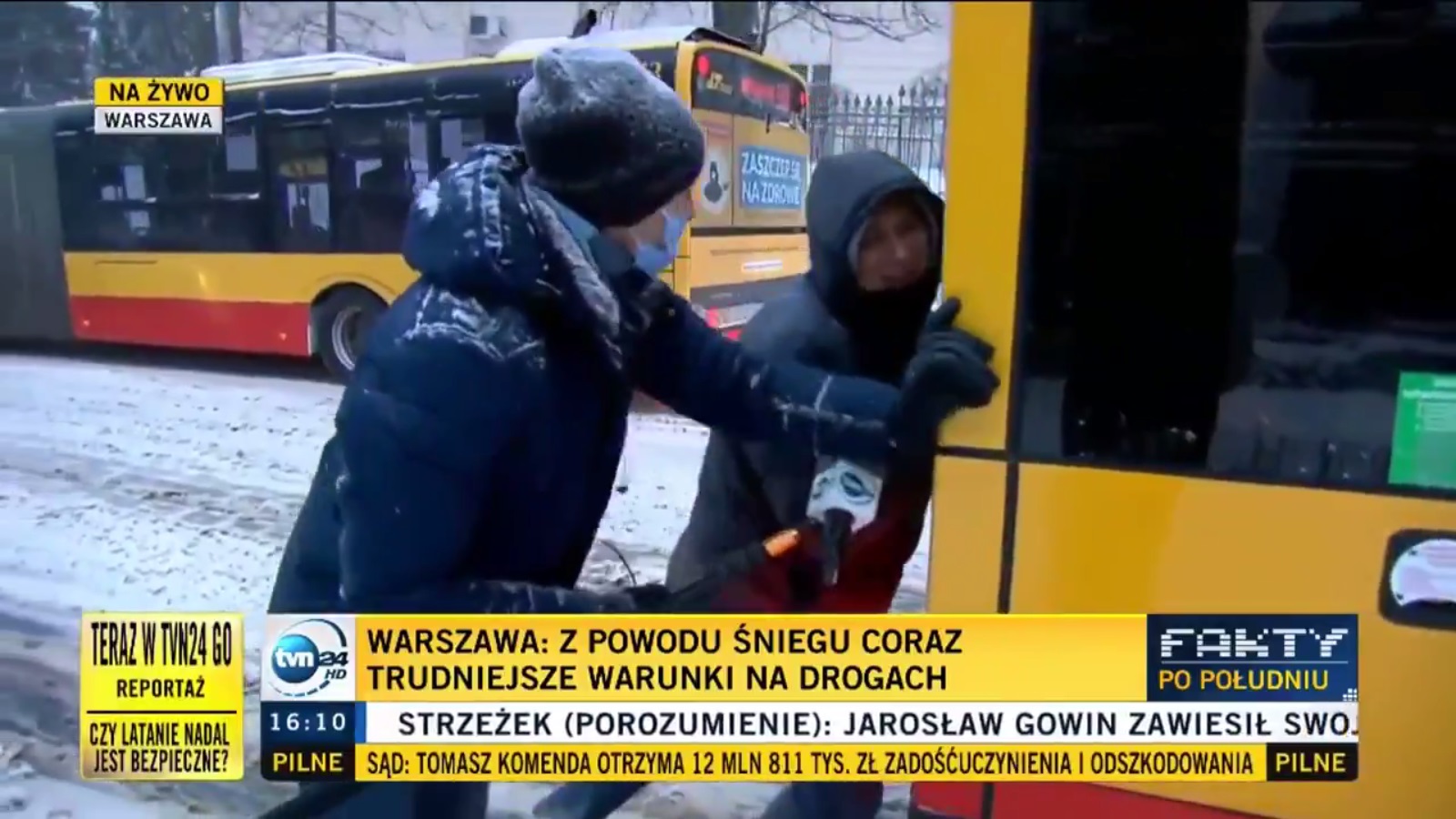 Білорус у Варшаві допоміг виштовхати зі снігу автобус. Тепер він – герой ЗМІ