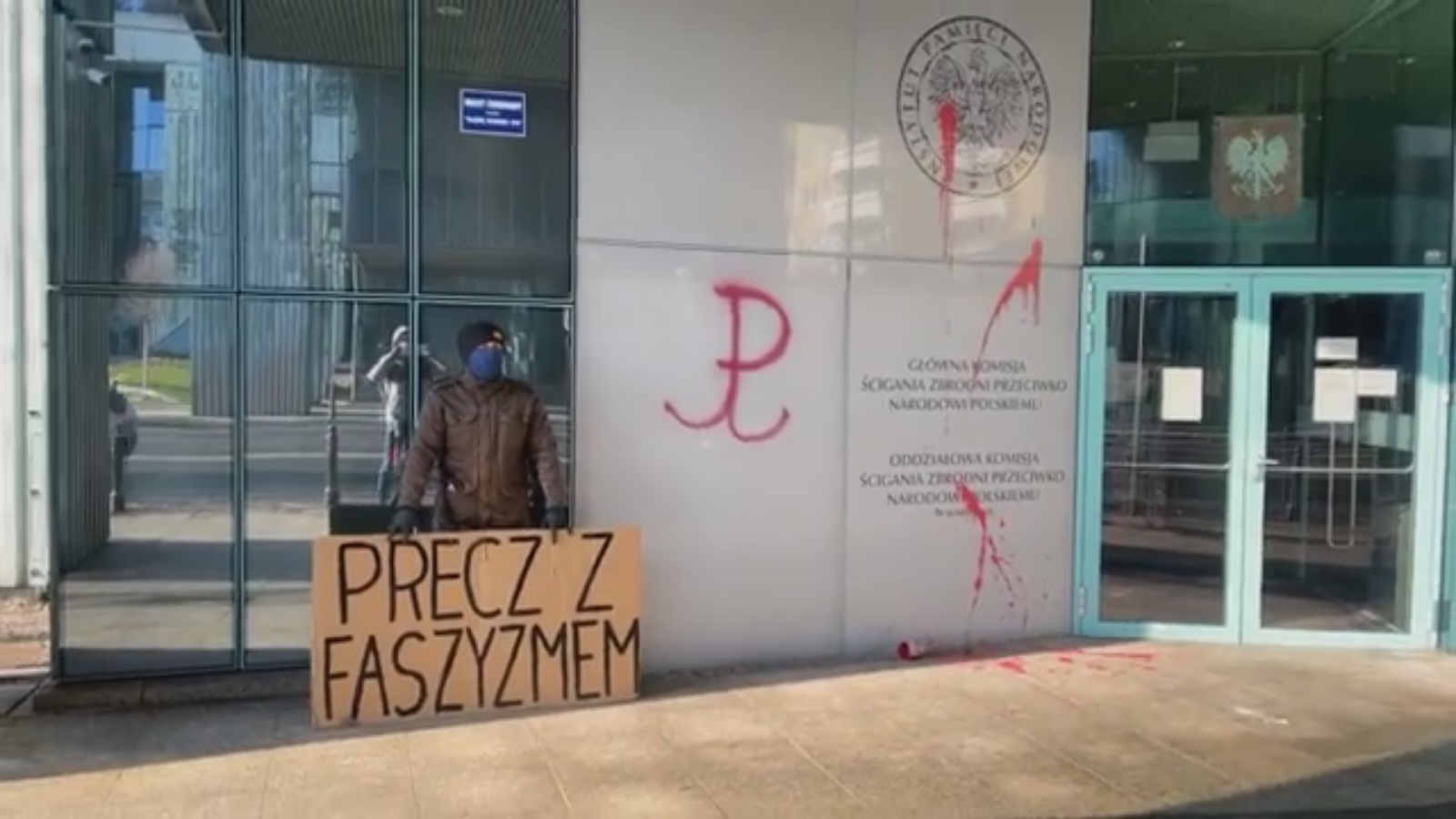 Інститут національної пам’яті у Варшаві облили червоною фарбою. Що відбувається?