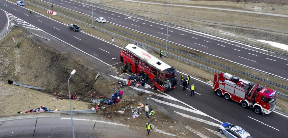 Поліція з’ясовує причини аварії українського автобуса поблизу міста Ярослав