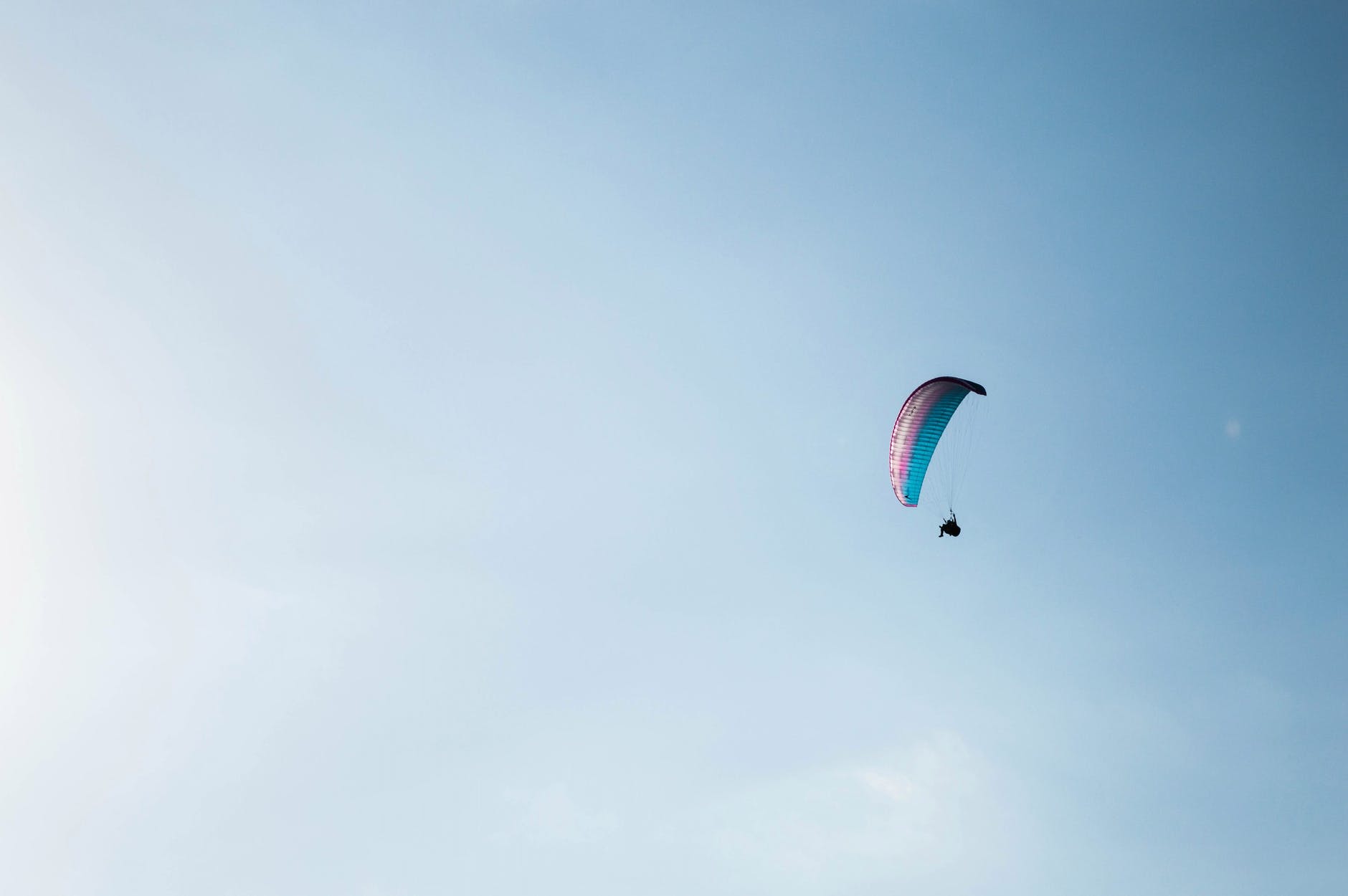 В Польщі парашутист приземлився на футбольне поле під час матчу. І отримав жовту картку