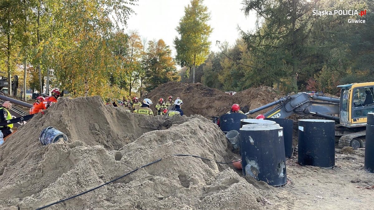 Українського працівника засипало землею у будівельній ямі. Врятувати чоловіка не вдалось