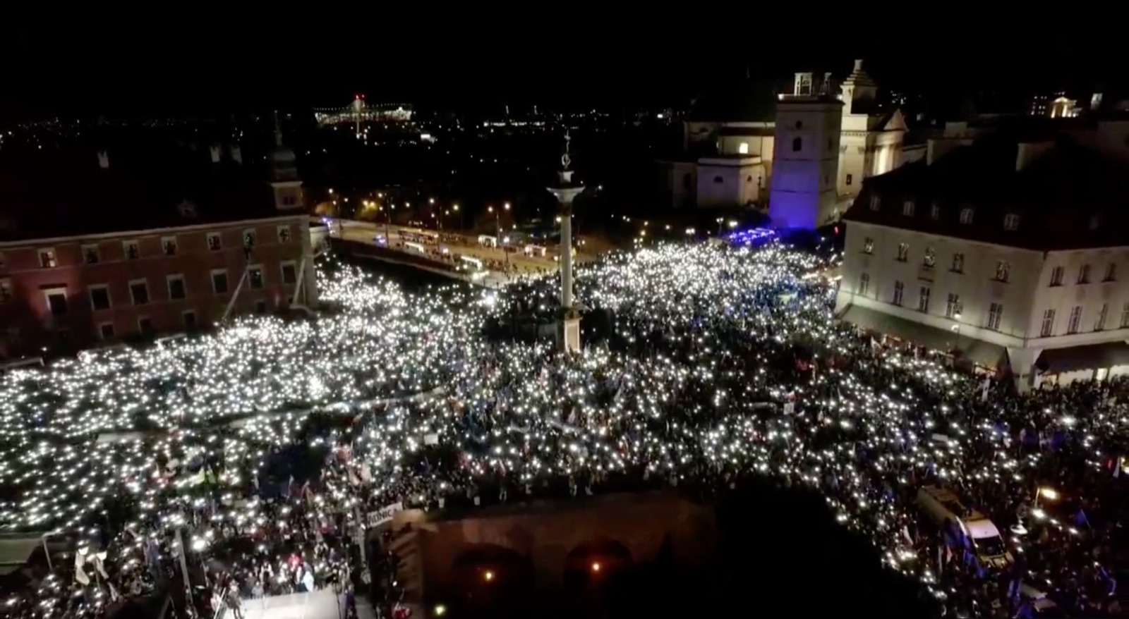 “Залишємось в ЄС”. У Польщі масові протести. Закликають не допустити виходу країни з ЄС