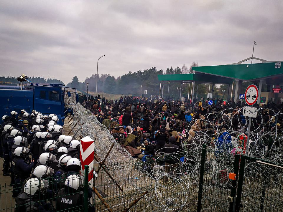 Криза на польсько-білоруському кордоні. 15 листопада. Натовпи біженців на переході в Кузніці
