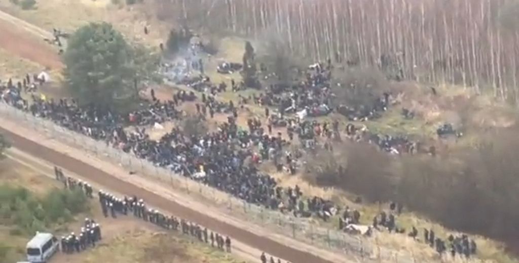 Криза на польсько-білоруському кордоні. Біженці сотнями збираються біля кордону з Польщею