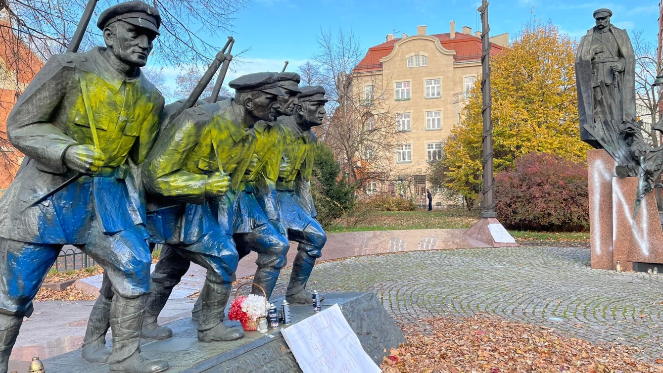 Невідомі розмалювали краківський пам’ятник в жовто-блакитні кольори. Поліція припускає, це – провокація   