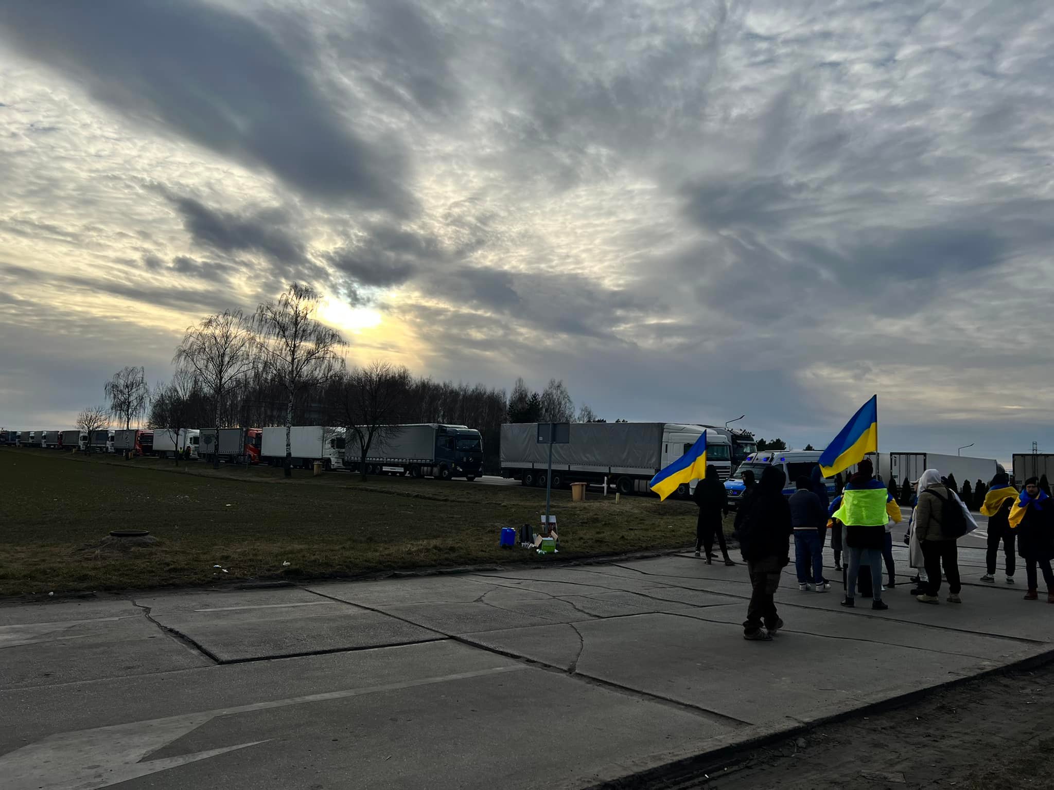 На польсько-білоруському кордоні продовжують блокувати рух вантажівок, що прямують до Росії