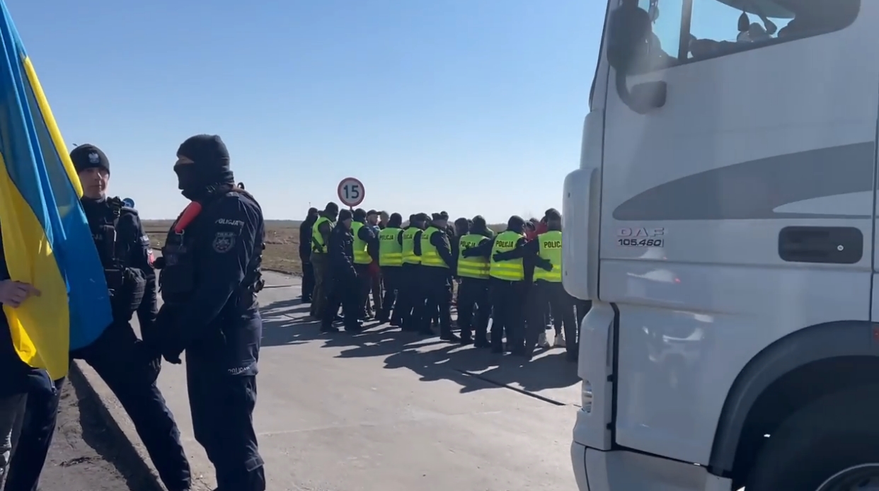Блокаду руху вантажівок через польсько-білоруський кордон зірвано. Поліція стримує протестувальників