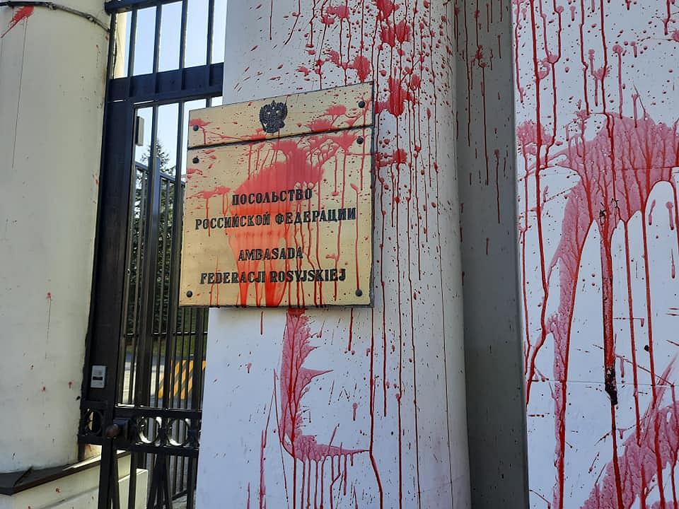 Російський прапор – в крові. Активісти у Варшаві облили червоною фарбою посольство росії