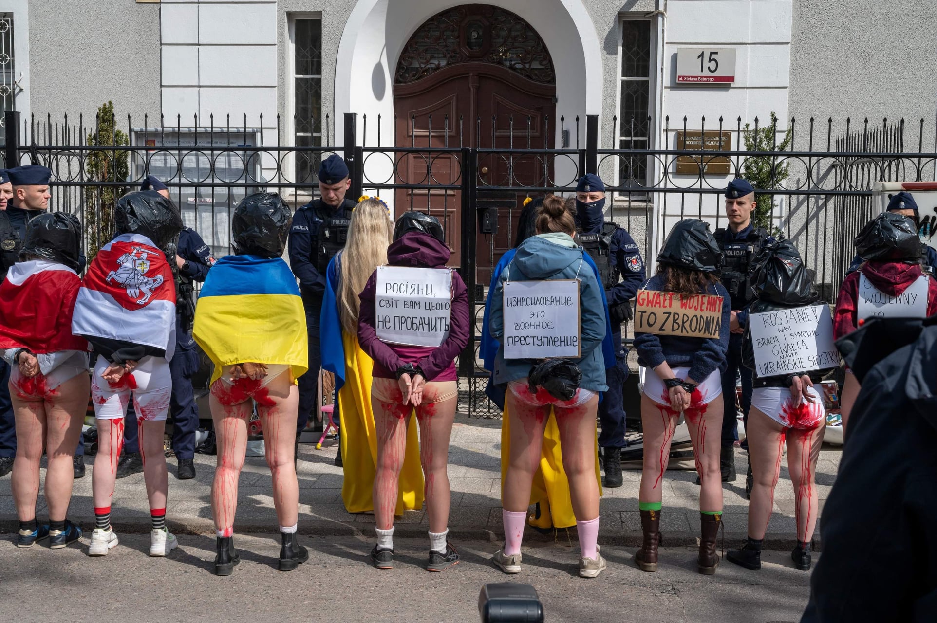 “Ваші сини і брати ґвалтують наших українських сестер”. Протест біля консульства росії у Гданську