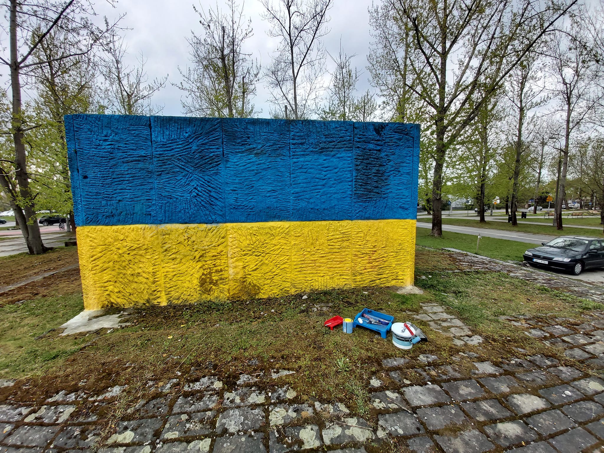 Напис “Волинь 1943” зник з жовто-блакитного постаменту в Кракові