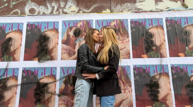 У Варшаві зіпсували плакати з парами LGBT+. Тепер тут – місце для поцілунків