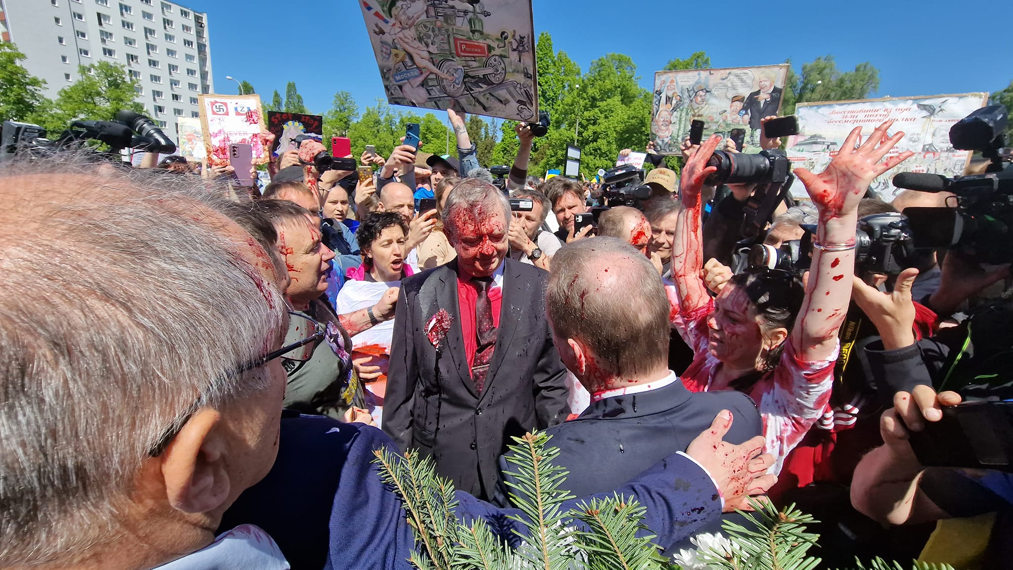 9 травня у Варшаві. Посол росії в Польщі – «в крові»