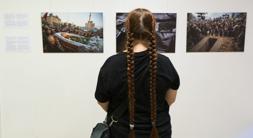 У Варшаві триває виставка українських художників, присвячена війні в Україні. Репортаж