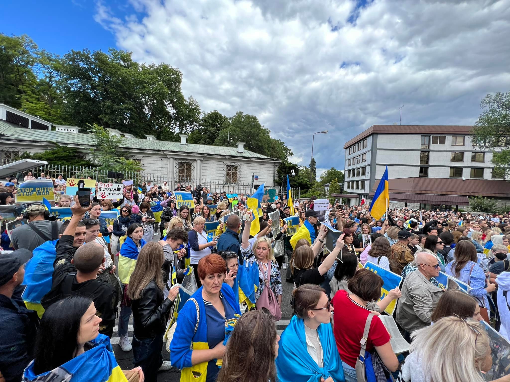 “Для України кожен день – це 11 вересня”: у Варшаві пройшла акція перед посольством росії