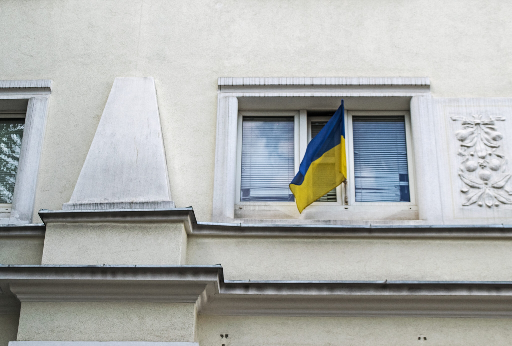 Польський суд виніс вирок чоловікові, який зірвав і спалив прапор України