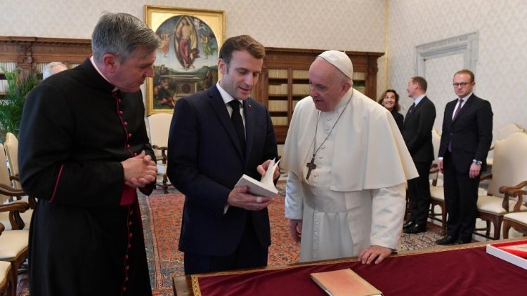 Поляки жваво обговорюють зустріч президента Франції із Папою Римським. У чому причина і до чого там Україна?
